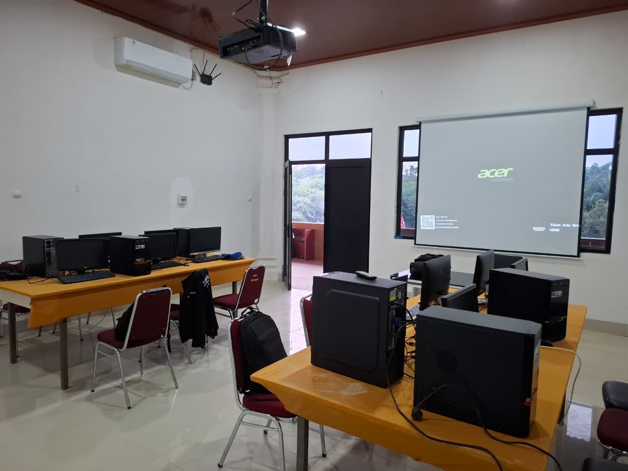 Laboratorium komputer dengan perangkat belajar mahasiswa