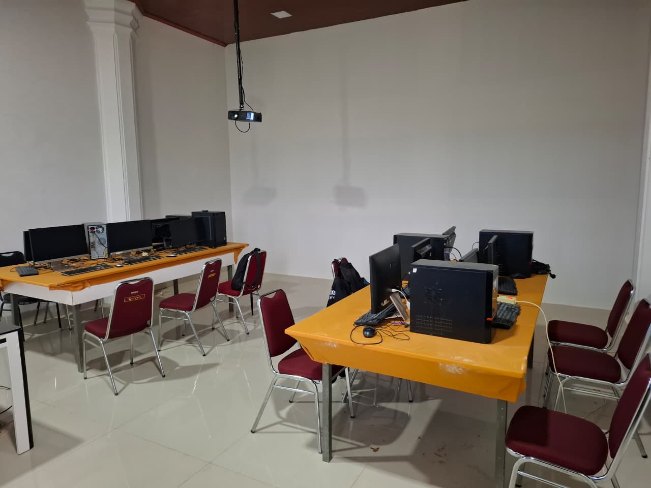Area laboratorium komputer untuk kegiatan praktikum